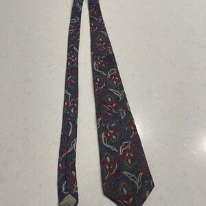 Christian Dior Tie 100 % silk, excellent shape, great colors .